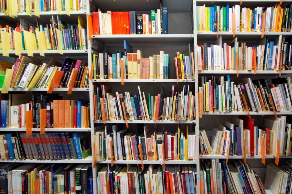 Ein Regal voller Bücher in der Bibliothek der TSB